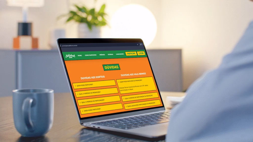 Pessoa acessando o site de uma promoção comercial em um notebook, representando o Canal de Comunicação com o Consumidor (CCC) utilizado para tirar dúvidas e acompanhar resultados.