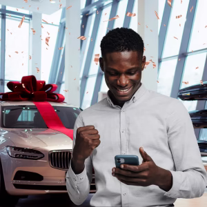 Homem comemorando vitória em sorteio