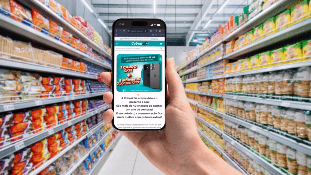 Pessoa segurando um celular no corredor de loja, visualizando uma campanha promocional com sorteio e premiação imediata, representando a modalidade assemelhada a sorteio.