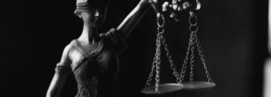 Balança da justiça simbolizando a diferença entre rifa e sorteio na legislação.